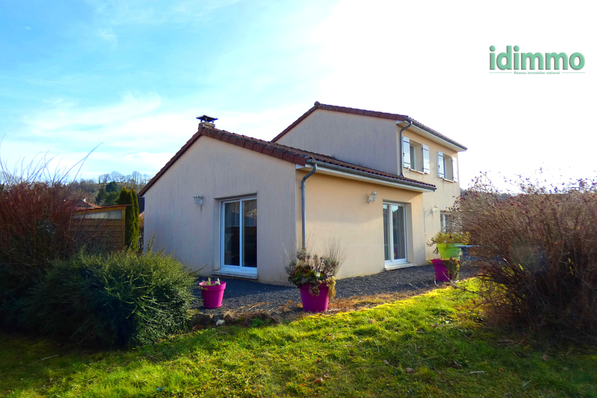 A 2 pas d' Arpajon sur Cère BELLE MAISON contemporaine
