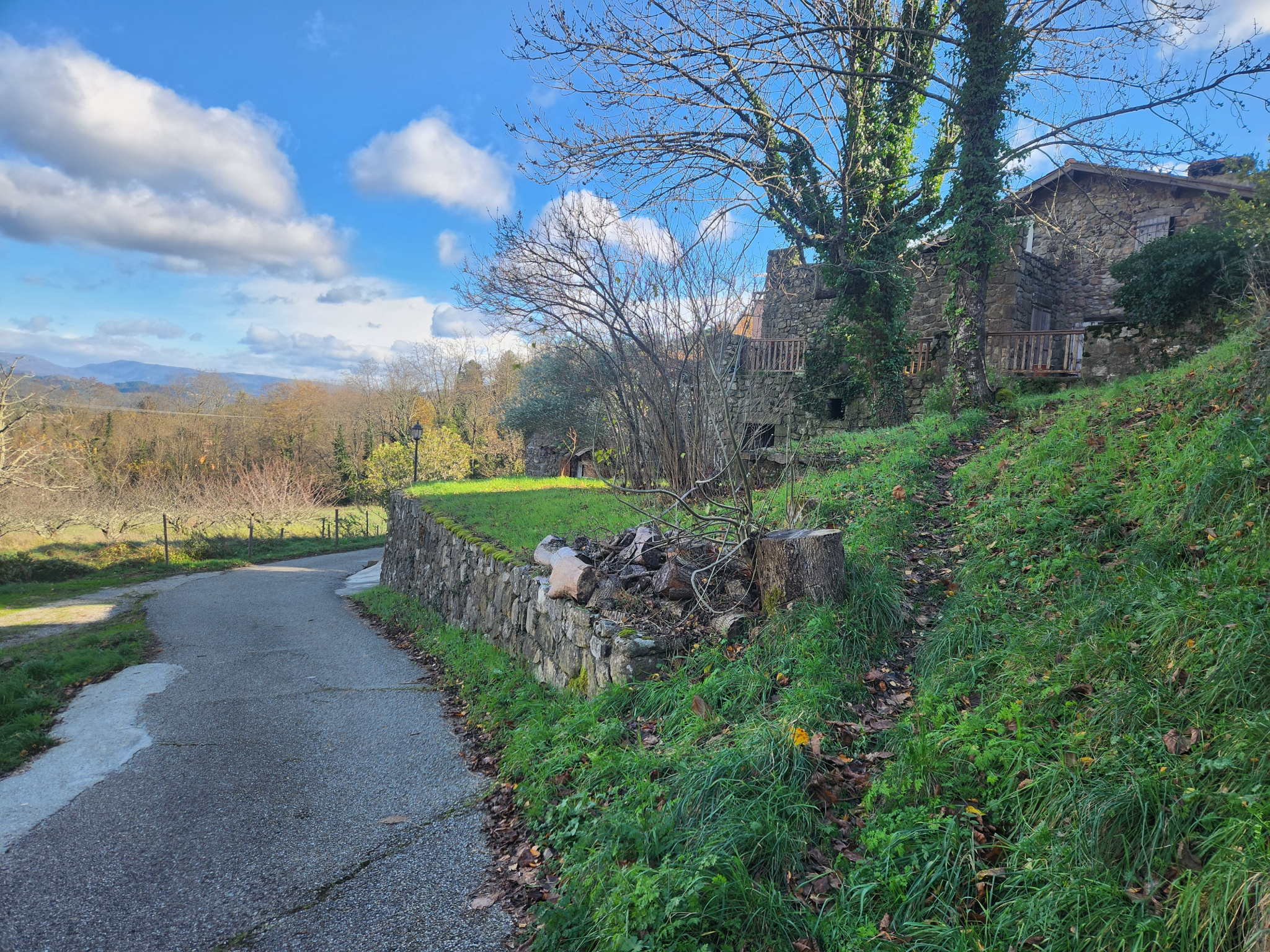 Maison de hameau en pierre sur un terrain attenant de 200 m2