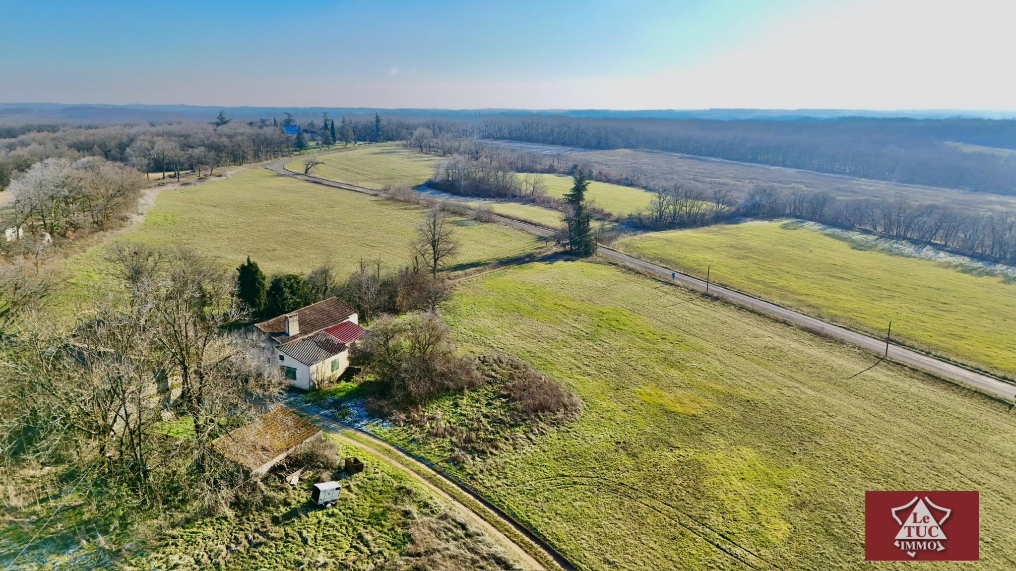 Petite propriété rurale en pierre avec grand terrain.