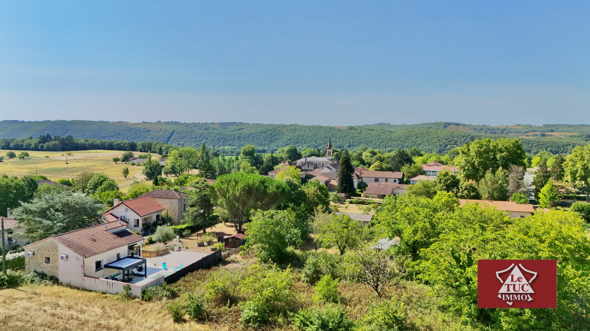 Maison en pierre avec piscine.