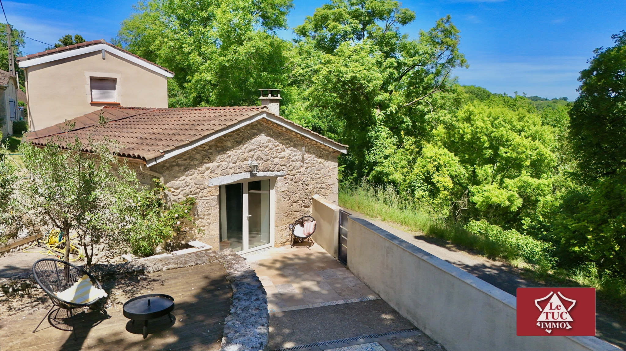 Maison rénovée avec piscine et dépendance.