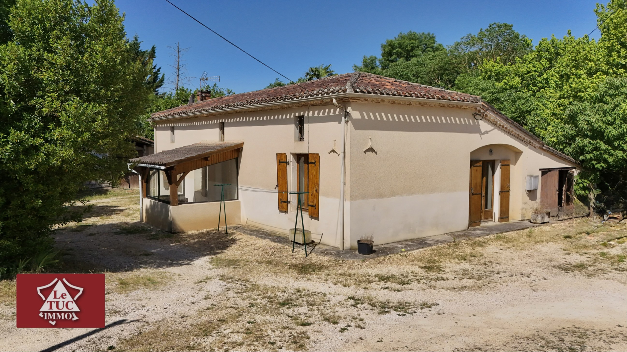 Maison en pierre avec grange et dépendances