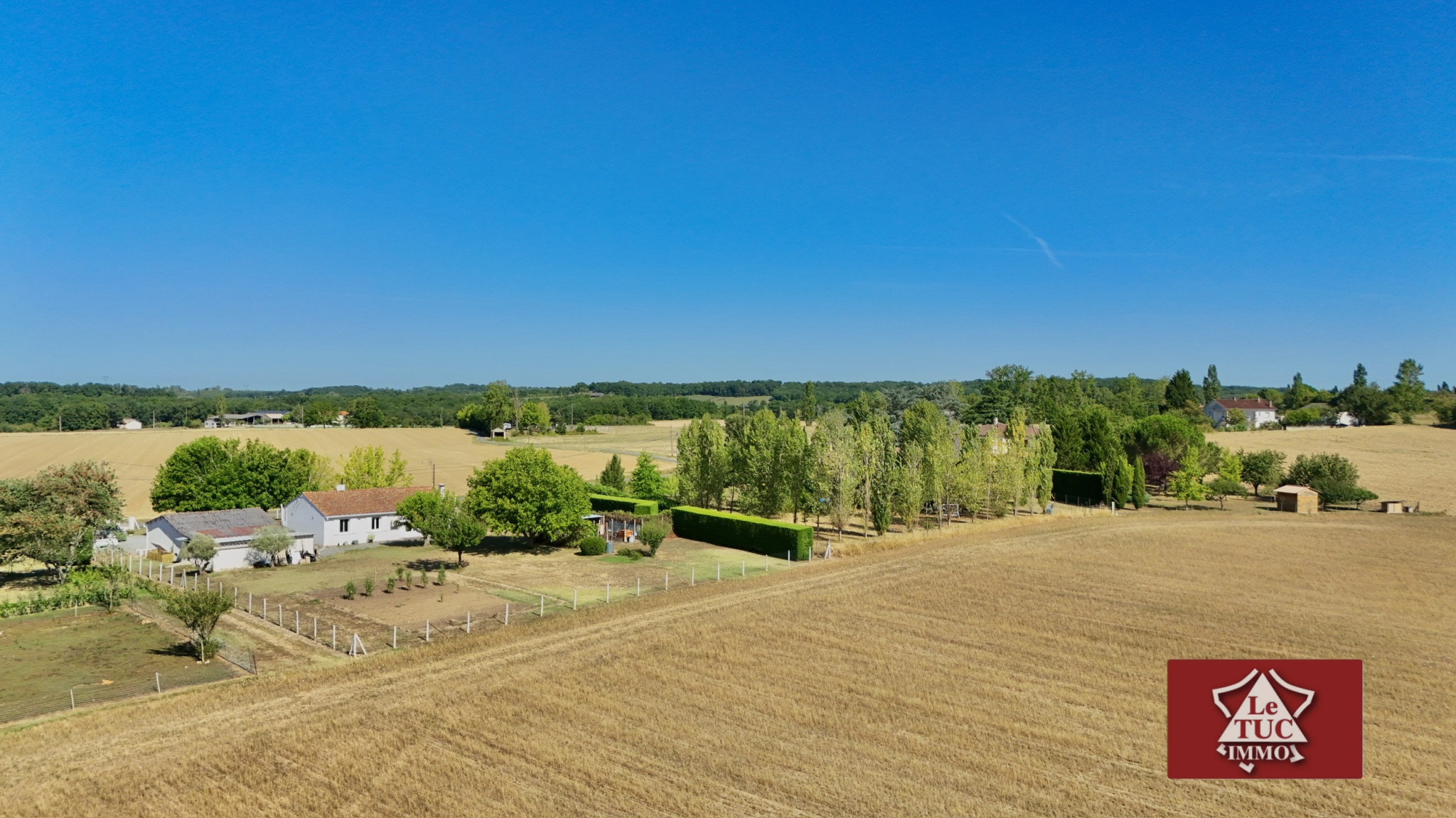 Maison de plain pied avec double garage et dépendance.