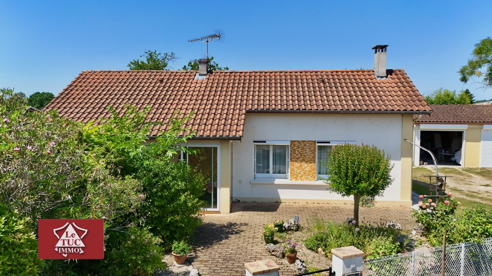 Maison avec double garage, dépendances et terrain constructi