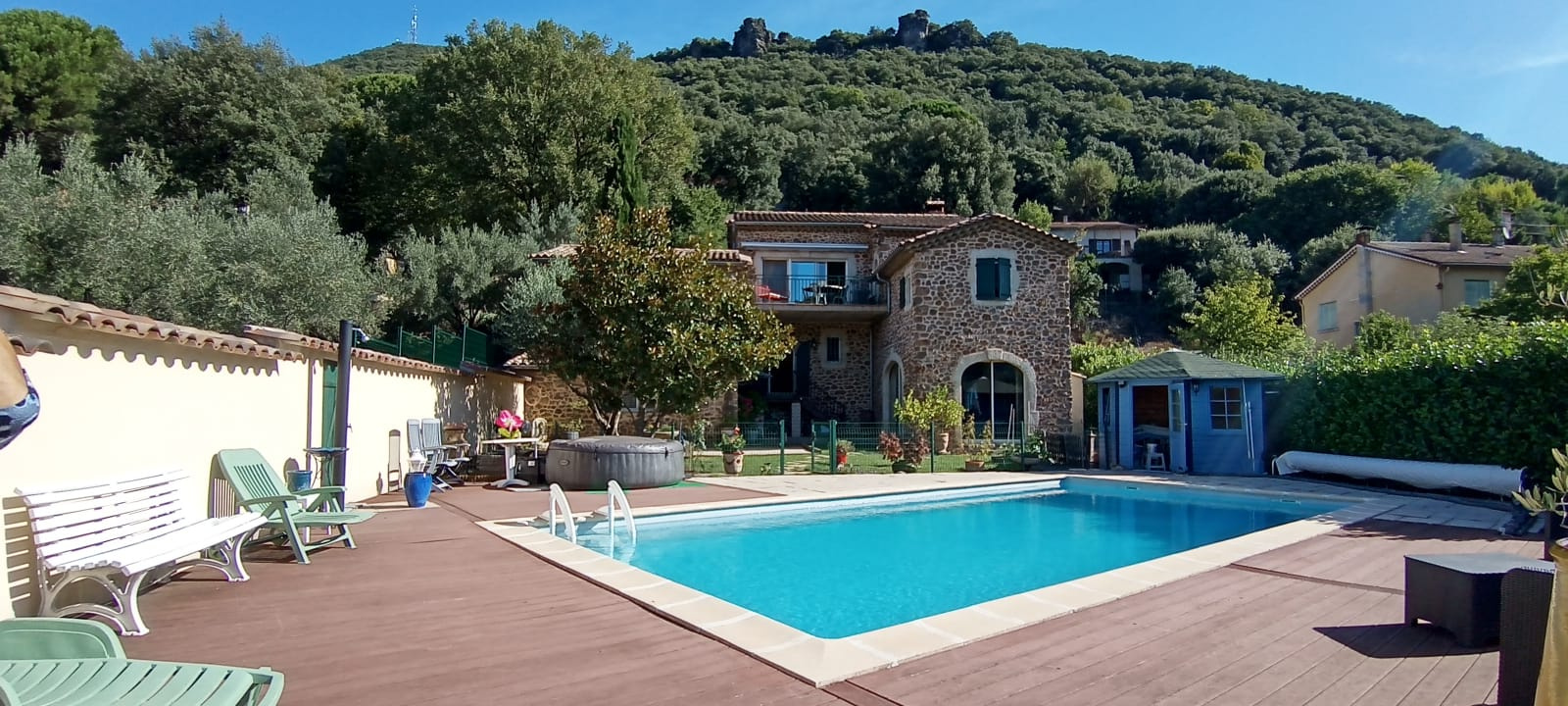 Maison de caractère avec piscine, dépendance et vue dégagée