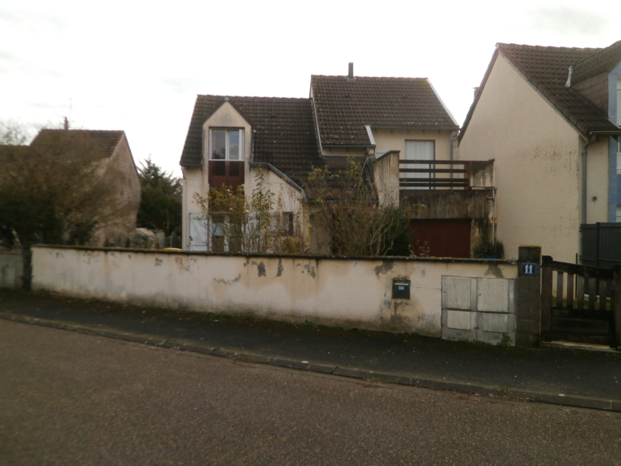 MAISON 6 PIECES LOUER A RENOVER